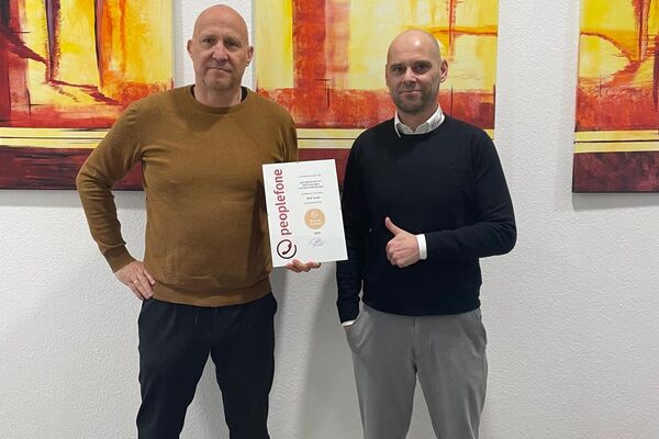 Urkundenübergabe an Partner.