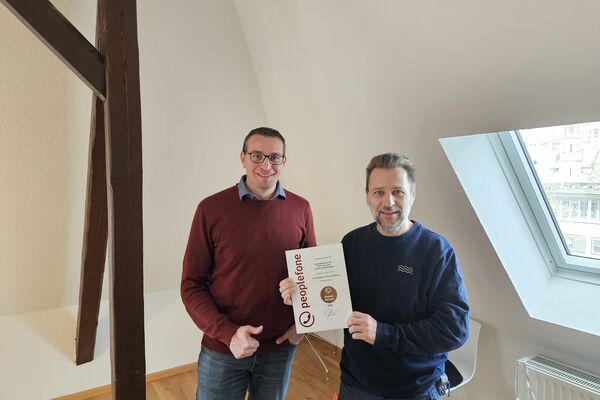 Urkundenübergabe an Partner.