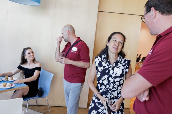 Jeweils zwei Personen unterhalten sich im Foyer miteinander.