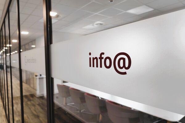 Glaswand mit Aufschrift info@