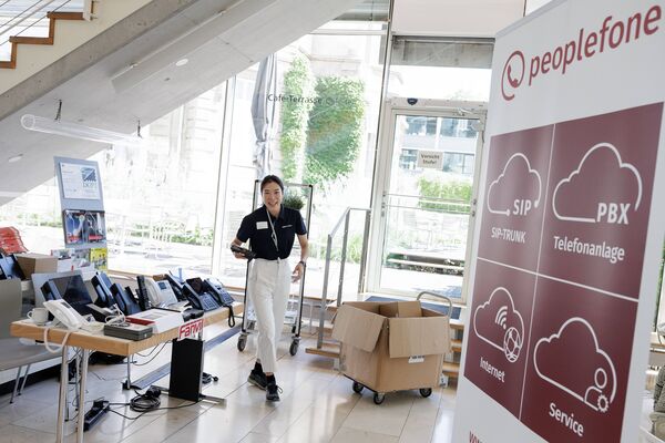 Person beim Aufbau eines Messestandes läuft auf die Kamera zu.