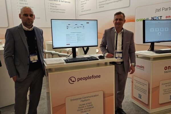 Zwei Personen am Stand der CCW.