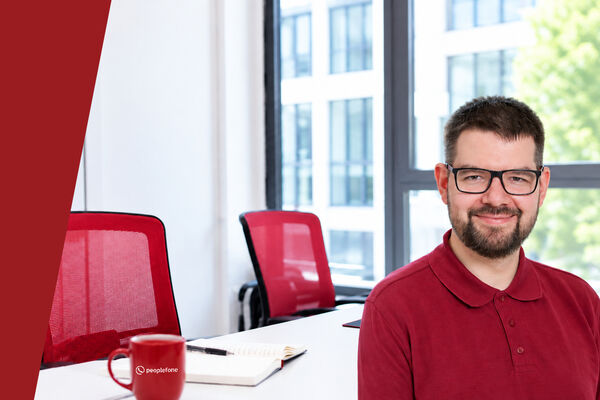 Mitarbeitender der peoplefone im Office.