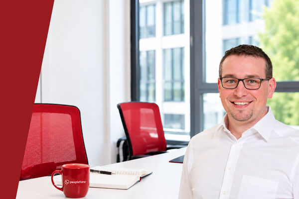 peoplefone Mitarbeiter präsentiert peoplefone vPBX.