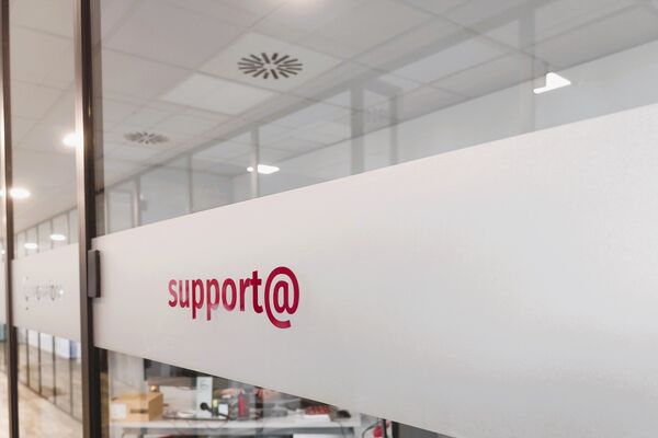 Glaswand mit roter Aufschrift Support.