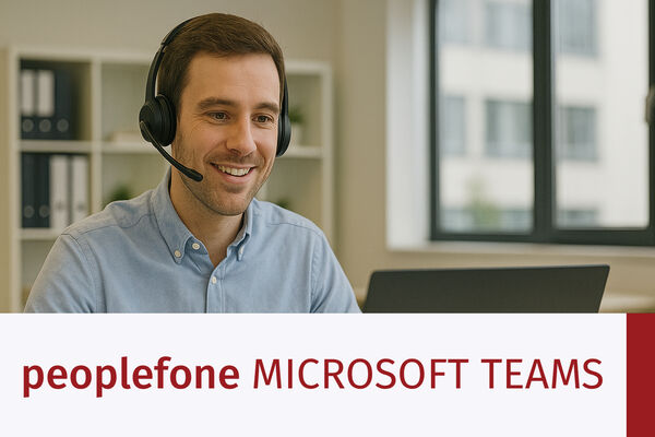 Männliche Person mit Headset sitzt vor einem Laptop im Office.