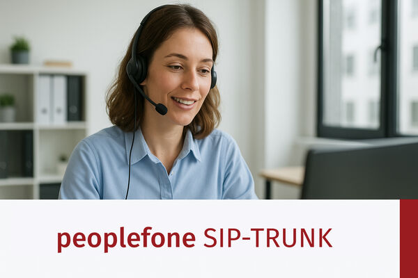 Weibliche Person mit Headset sitzt vor einem PC im Office.