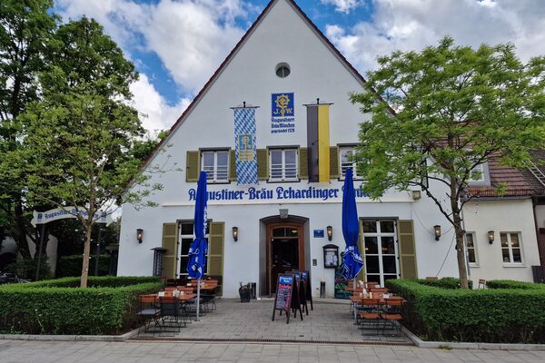 Brauereigaststätte von außen mit Fahnen - Stammtisch München.