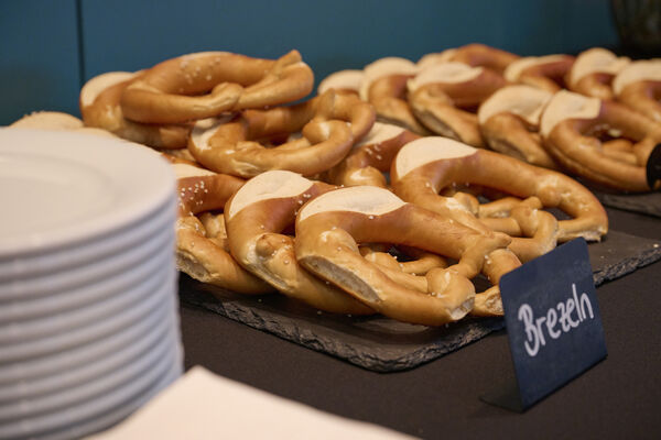 Brezeln liegen auf einem Tablett