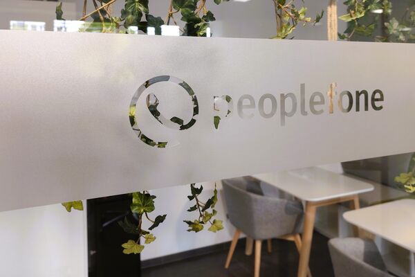 Glaswand mit peoplefone Logo und Blick in einen Raum.