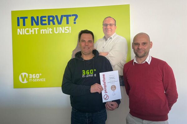 Urkundenübergabe an Partner.