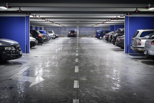 Tiefgarage mit parkenden Autos