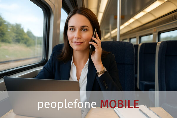 Weibliche Person sitzt in einem Zug und telefoniert mit einem Handy.