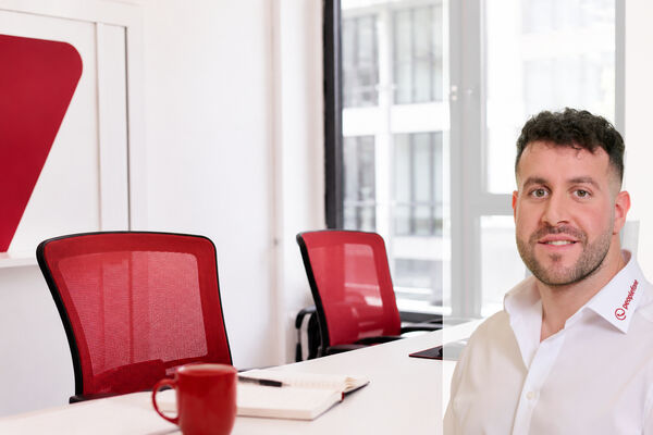 Mitarbeiter erklärt peoplefone SIP-TRUNK.