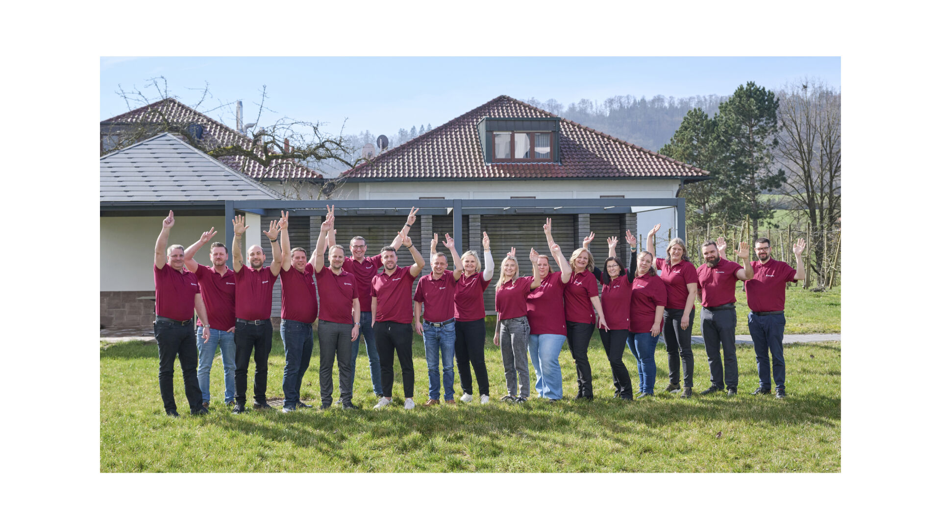 Gruppenfoto peoplefone Team, die in die Kamera winken.