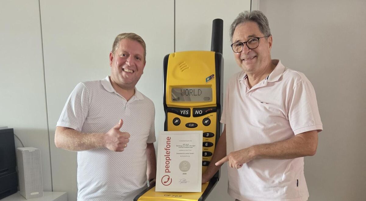 Zwei Personen bei Emmerich & Lorenz bei einer Urkundenübergabe.
