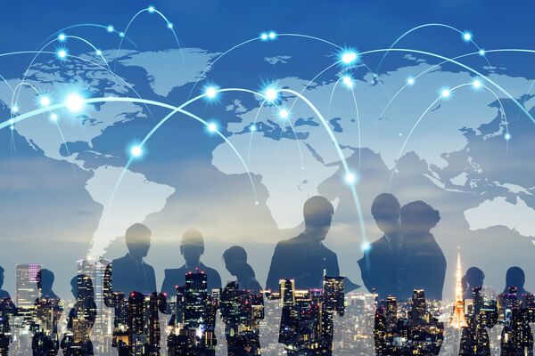 Illustration mehrere Personen und angedeuteter Weltkugel. Im Hintergrund ist eine Skyline sichtbar.