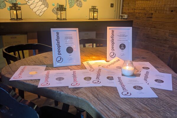 Esstisch mit ausgelegten Urkunden.