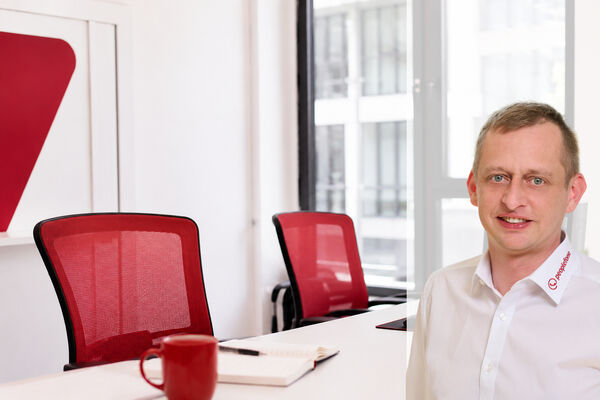 peoplefone Mitarbeiter präsentiert peoplefone MICROSOFT TEAMS.