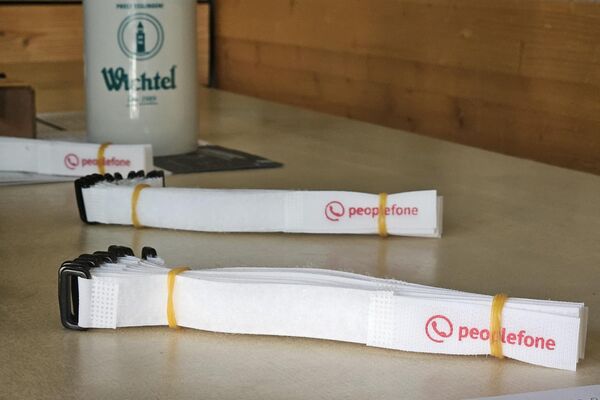 peoplefone Werbematerial auf einem Tisch.