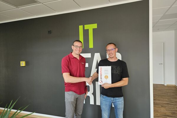 Urkundenübergabe an Partner.