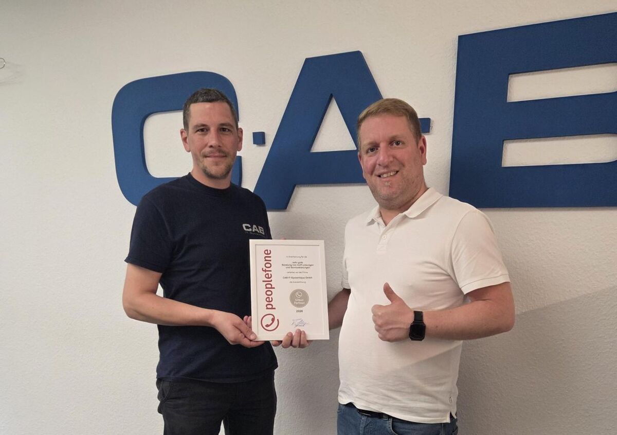 Urkundenübergabe bei CAB IT Systemhaus mit 2 Personen.