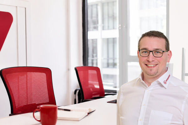 peoplefone Mitarbeiter stellt peoplefone vPBX vor.