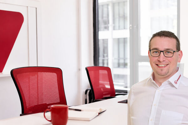 peoplefone Mitarbeiter präsentiert peoplefone vPBX.
