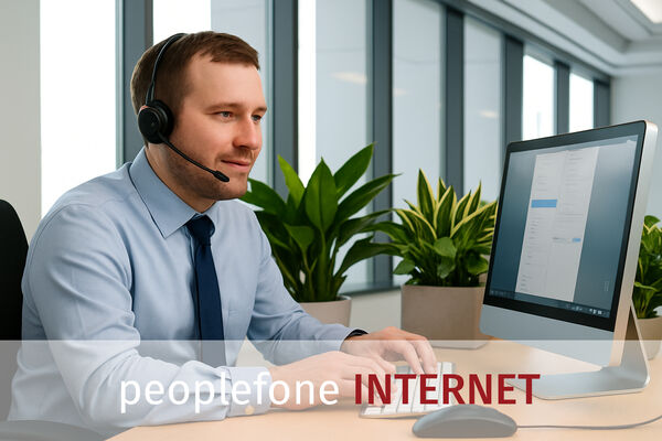 Männliche Person sitzt mit Headset vor einem sichtbaren Bildschirm im Office.