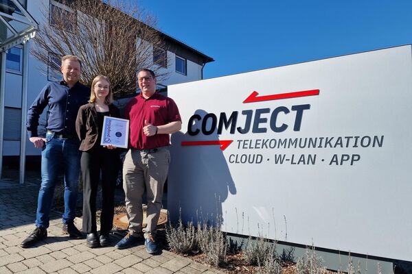 Urkundenübergabe an Partner.