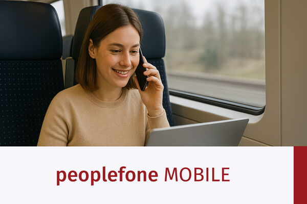 Weibliche Person mit Handy am Ohr sitzt in einem Zug und vor einem Laptop.