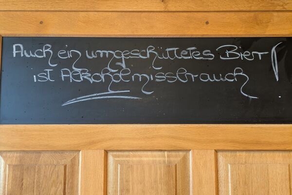 Auf einer Kreidetafel steht ein Trinkspruch.