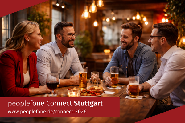 peoplefone Connect Stuttgart. Personen sitzen an einem Holztisch und unterhalten sich.