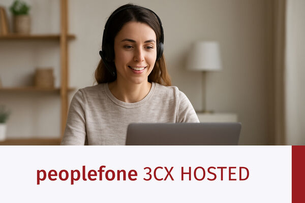 Weibliche Person mit Headset sitzt vor einem Laptop im Arbeitszimmer.