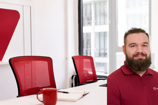 Mitarbeiter erklärt peoplefone 3CX HOSTED.