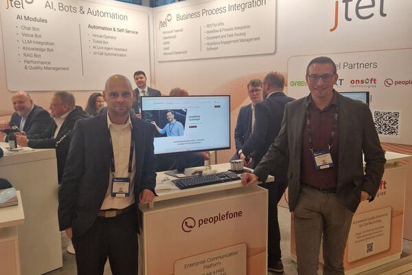 Zwei Personen am Stand der CCW.