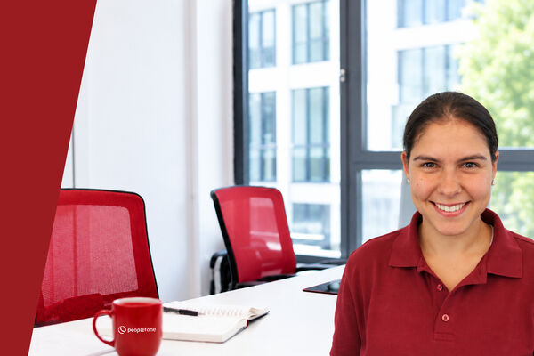 peoplefone Mitarbeiterin präsentiert peoplefone MOBILE.