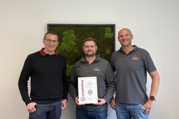 Urkundenübergabe an Partner.