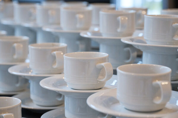 Kaffeetassen stehen gestapelt auf einem Tisch