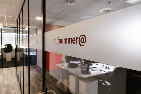 Glaswand mit roter Aufschrift rufnummer