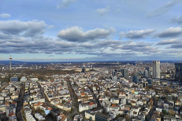Frankfurt von oben mit Hochhäusern und Wolkenhimmel.