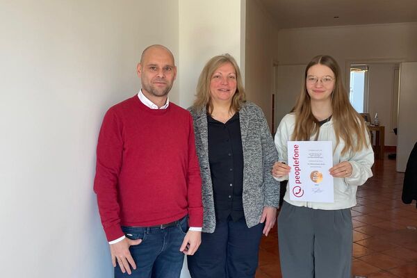 Urkundenübergabe an Partner.