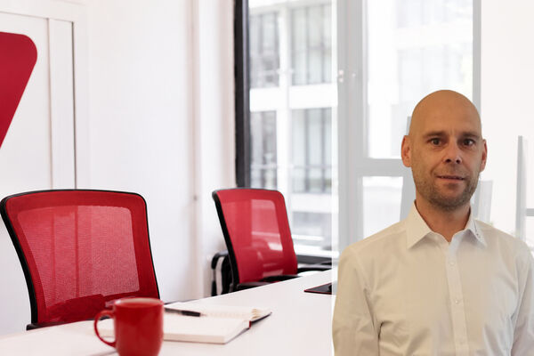 Mitarbeiter stellt peoplefone Rainbow HUB vor.