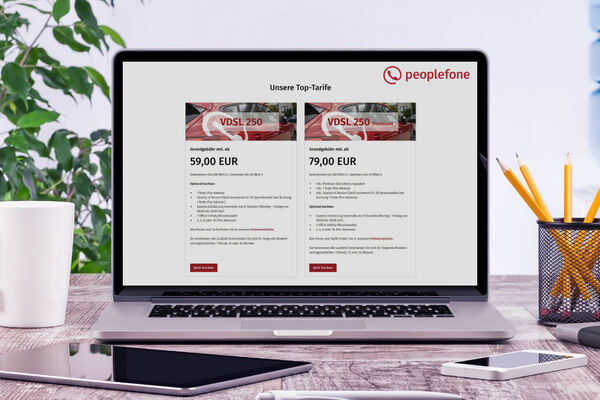 Blick auf Bildschirm von Laptop mit DSL-Tarifen.