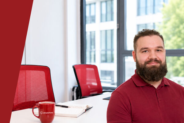 peoplefone Mitarbeiter präsentiert peoplefone 3CX HOSTED.