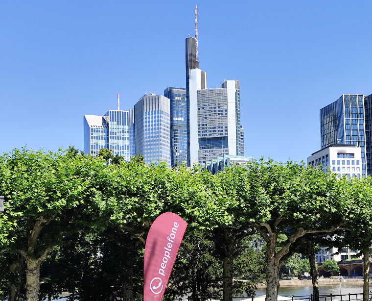 Frankfurter Skyline mit peoplefone Beachflag im Vordergrund.
