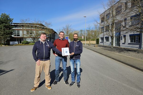 Urkundenübergabe an Partner.