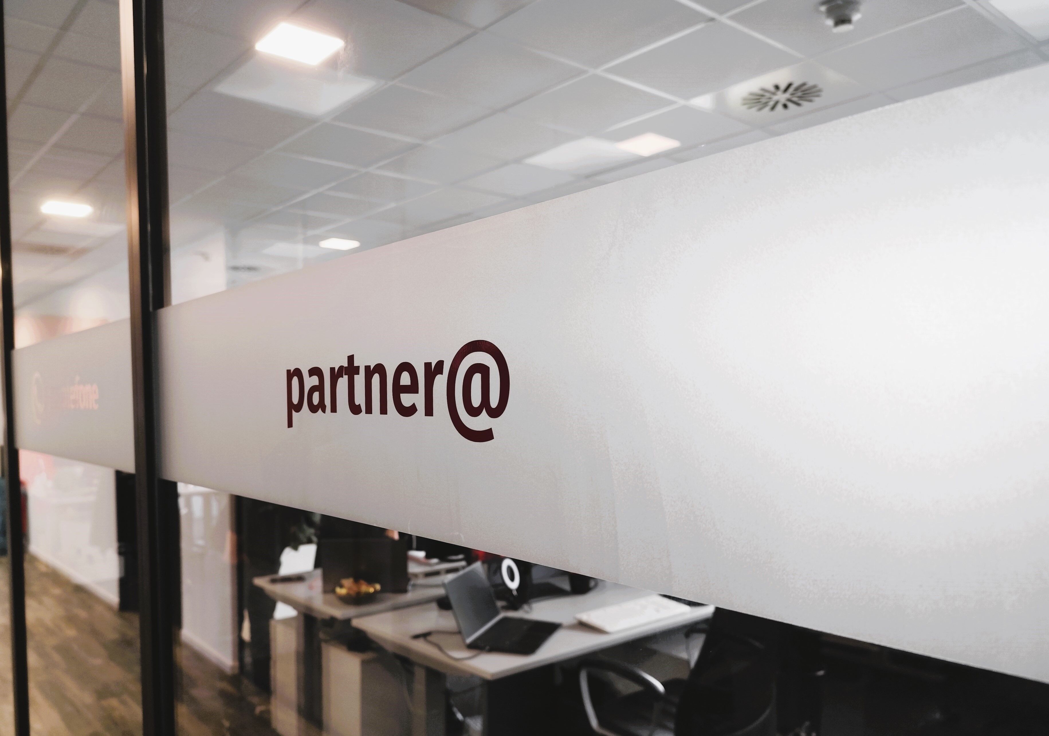 Glaswand mit Aufschrift Partner