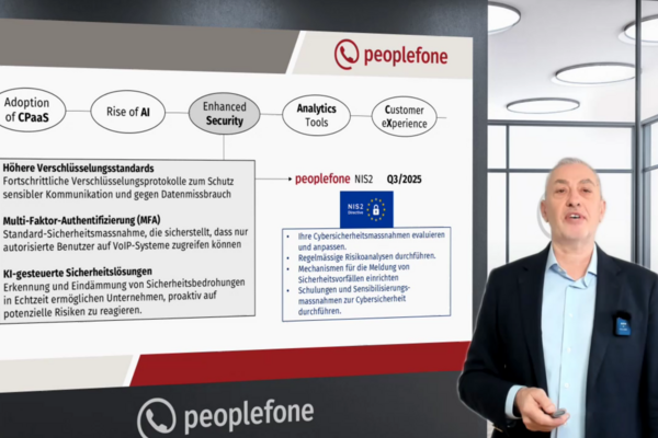 Studioaufnahme. Eine Person steht vor einer virtuellen Leinwand und präsentiert.