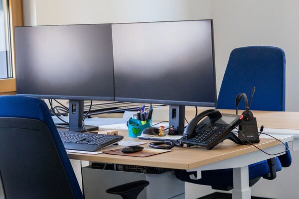 Arbeitsplätze im Büro der peoplefone